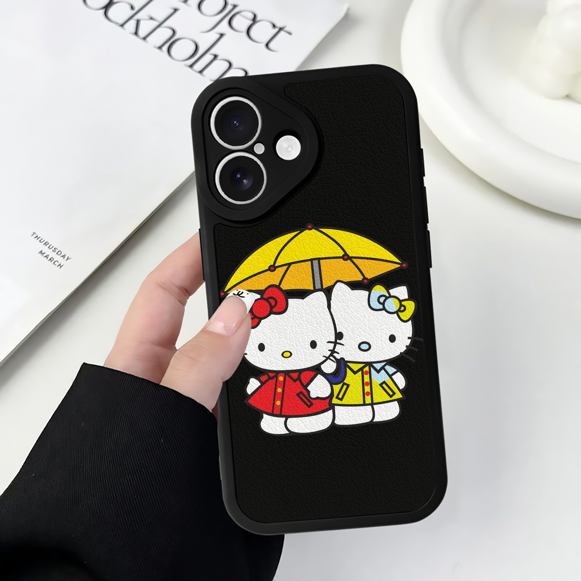 （画像用） Hello Kitty ハローキティ 【iPhone 16シリーズ対応】シリコンスマホケース（レザー調） 材質：シリコン